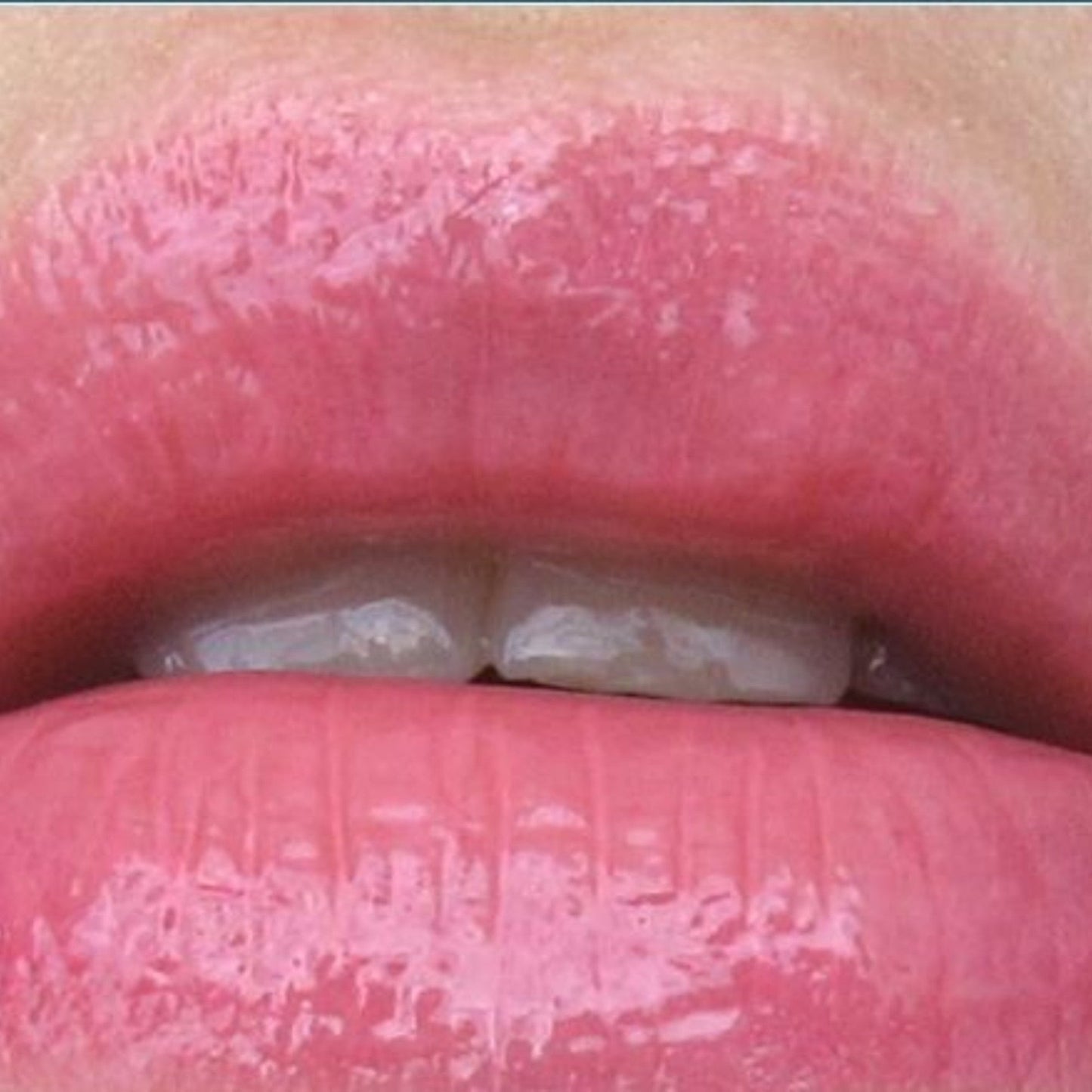 KissKiss Roselip 375 Flush Noon: Color natural y labios suaves - Barra de labios