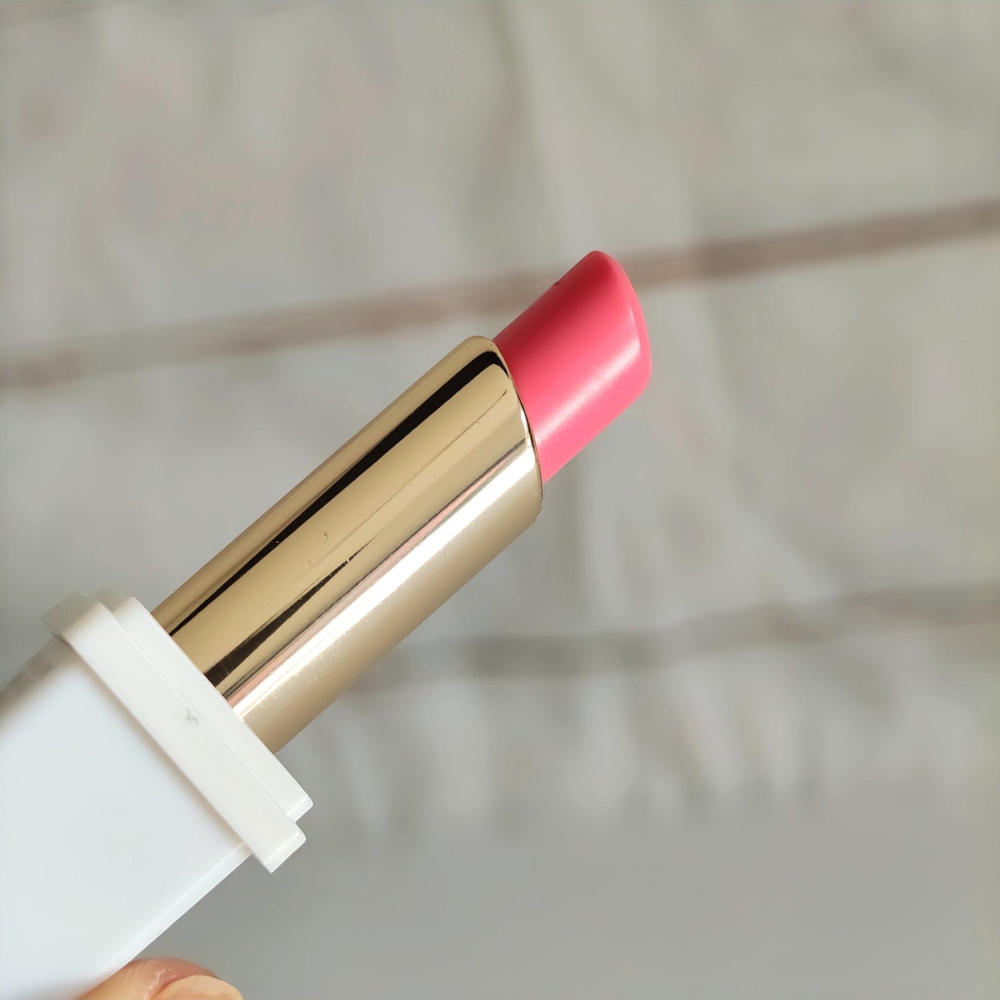 KissKiss Roselip 375 Flush Noon: Color natural y labios suaves - Barra de labios