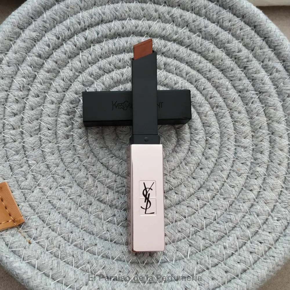 Rouge Pur Couture The Slim Glow Matte - 215 Undisclosed Camel - Barra de Labios - Barra de labios