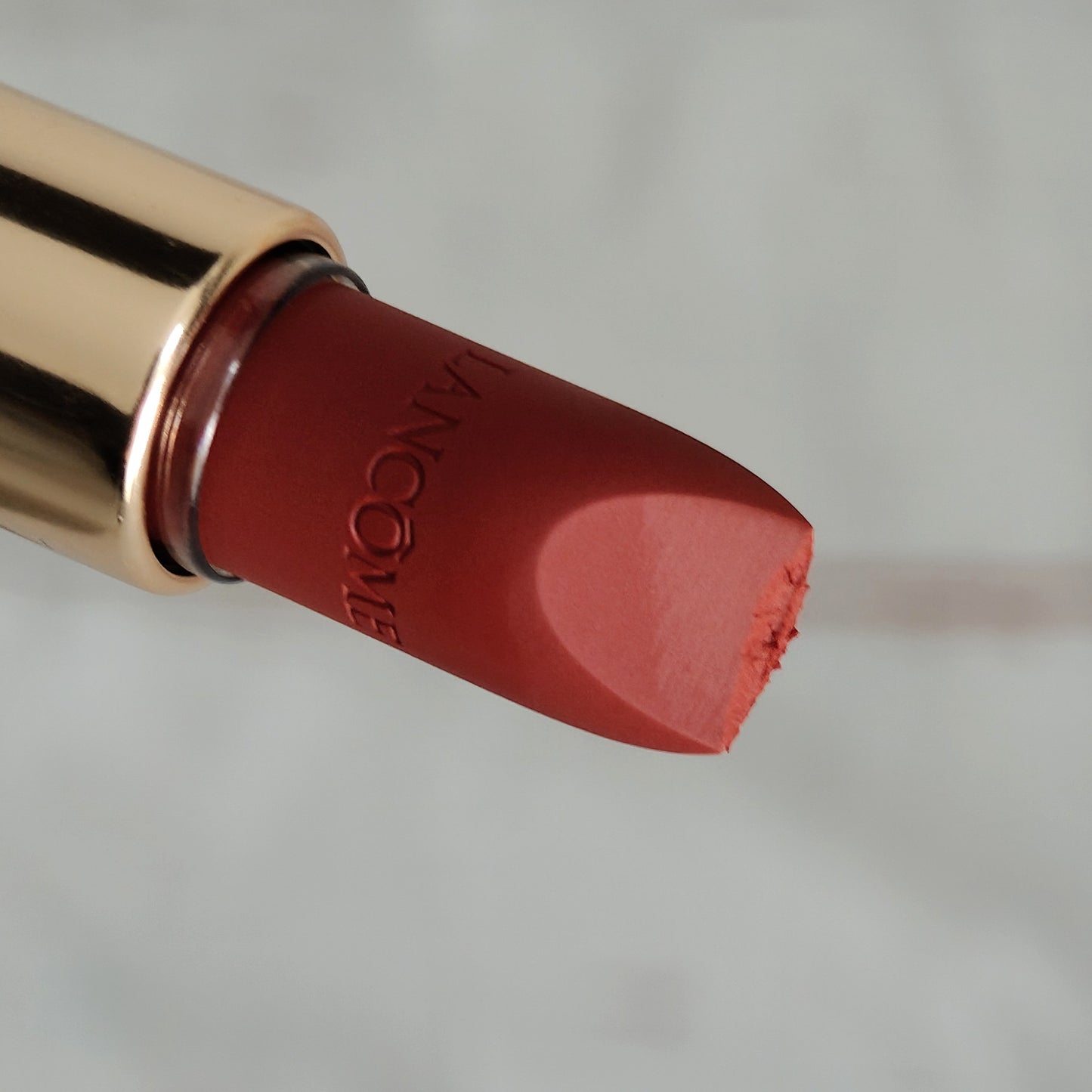 L'Absolu Rouge Intimatte 299 French Cashmere: Barra de labios mate sedosa (Punta Dañada)