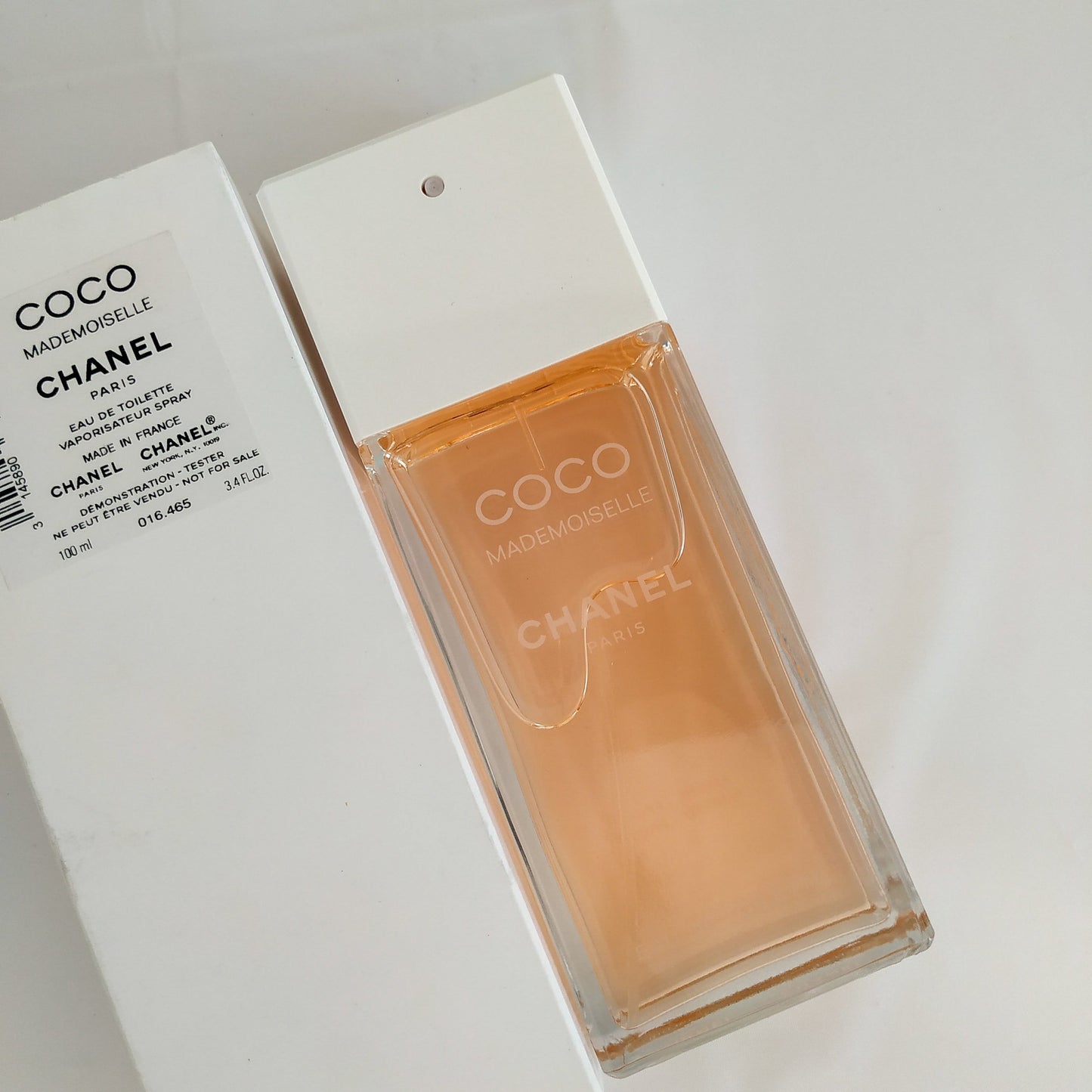 El Paraíso de la Perfumería: Botella de perfume COCO MADEMOISELLE Eau de Toilette de CHAN.L, 100 ml, líquido ámbar en frasco de cristal transparente.