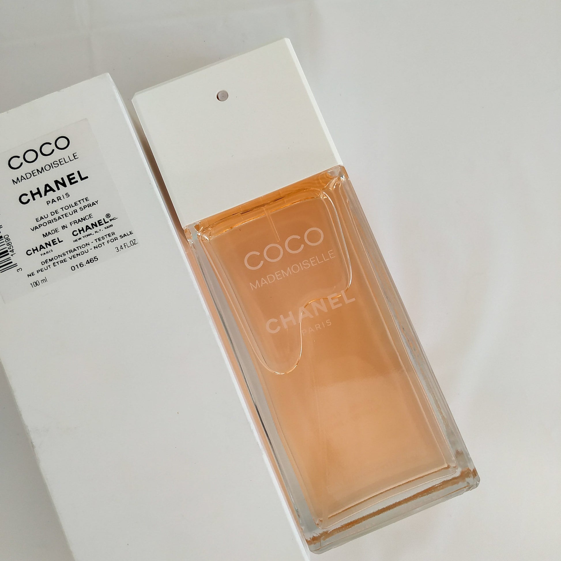 El Paraíso de la Perfumería: Botella de perfume COCO MADEMOISELLE Eau de Toilette de CHAN.L, 100 ml, líquido ámbar en frasco de cristal transparente.