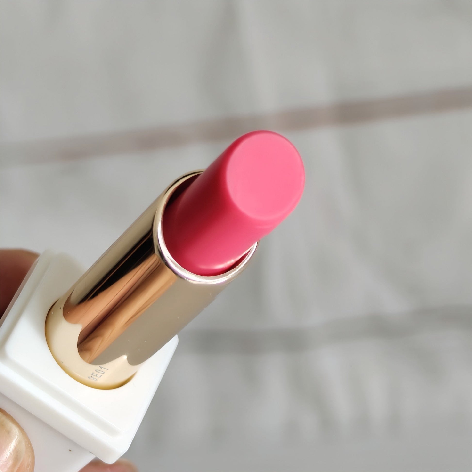 KissKiss Roselip 375 Flush Noon: Color natural y labios suaves - Barra de labios