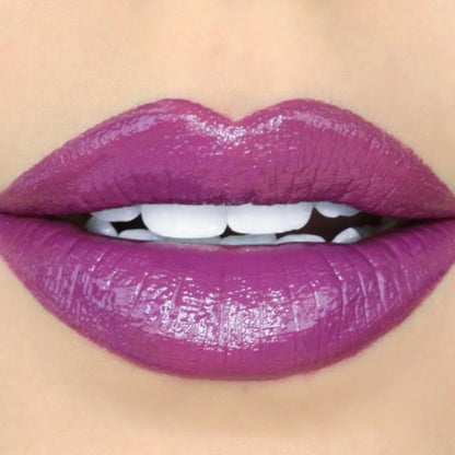 Glasierte Lippenfarbe – Daring – Glänzender flüssiger Lippenstift