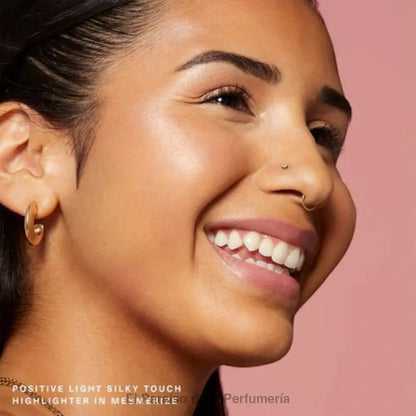 Positive Light Silky Touch Highlighter en tono Mesmerize – Luminosidad Seductora - iluminador